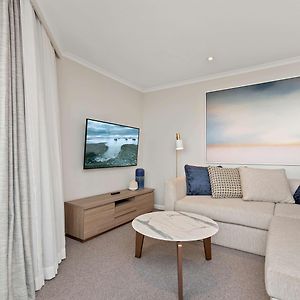 Deluxe Two-Bedroom Apartment Harbour View